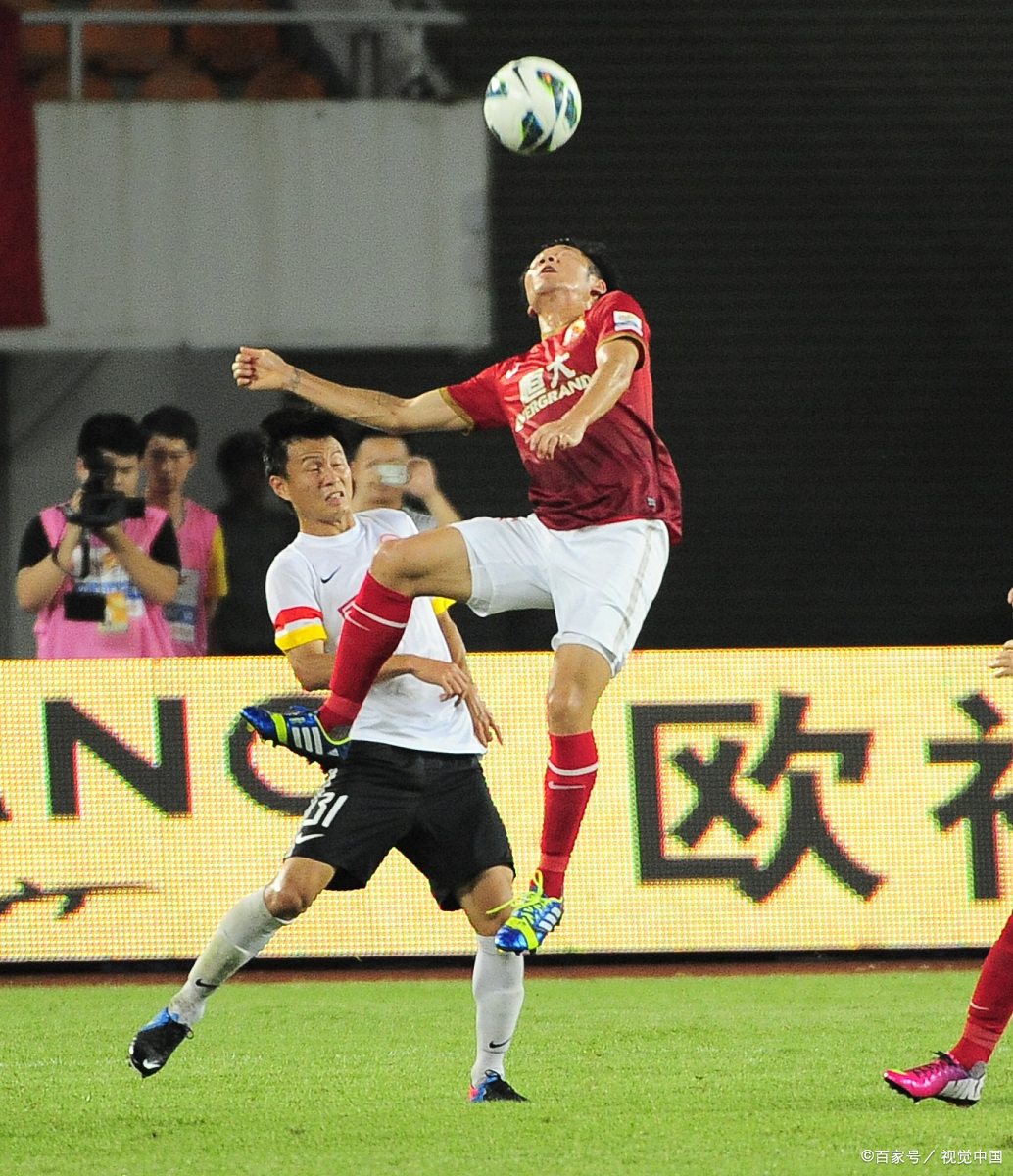 足球比赛中球员表现出色，引发球迷热议